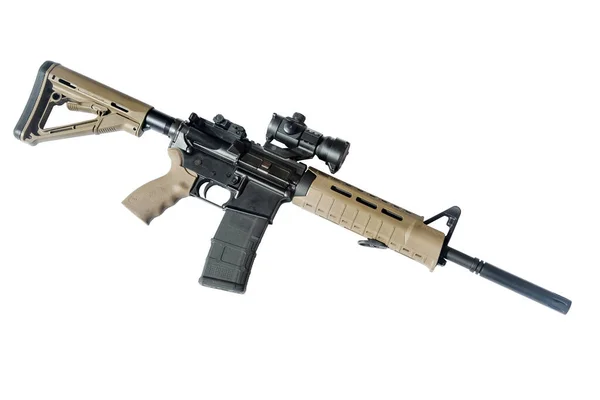 Beyaz arka planda izole edilmiş bir AR15 saldırı tüfeği.