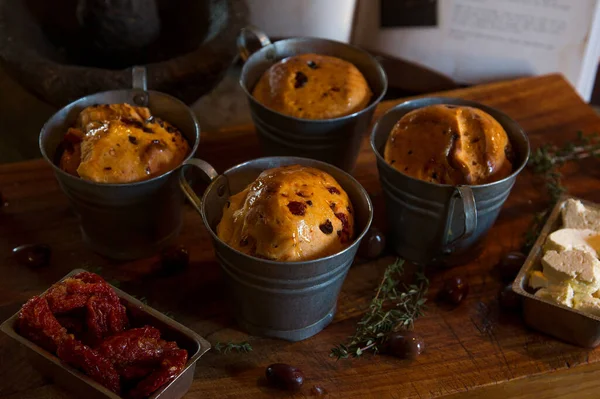 Zeytin ve güneş ayrı kaplarda yapılan kurutulmuş domates ekmeği.