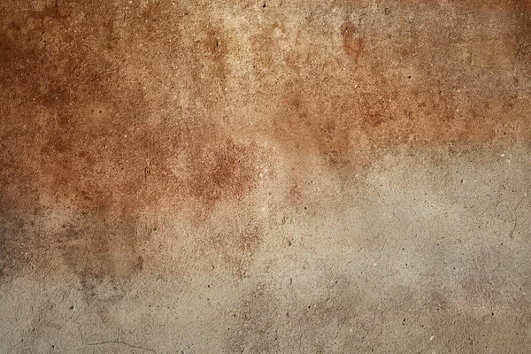 Paslı kaplamalı beton bir duvar.