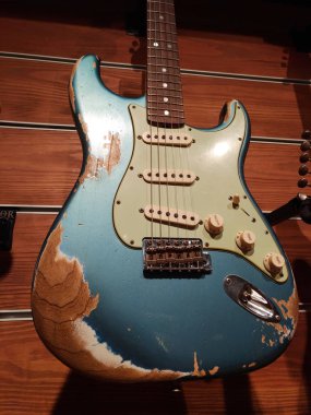 Istanbul, Türkiye-24 Temmuz 2019: mavi ve beyaz yaşlı Fender özel dükkan 1960 Stratocaster Heavy Relic avint model Electro gitar bir mağazada.