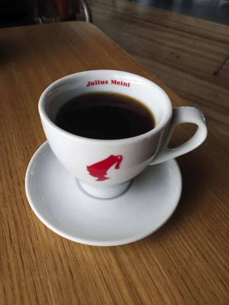 İstanbul, Türkiye - 14 Nisan 2019 : Julius Meinl'in masada bir fincan filtre kahvesi.