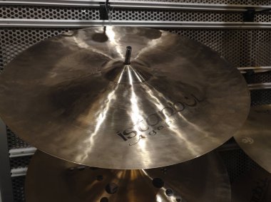 İstanbul, Türkiye - 14 Nisan 2019 : Bir mağazada uluslararası türk markası olan Ünlü İstanbul Agop Cymbals. 
