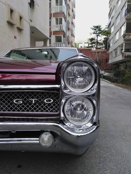 İstanbul, Türkiye - 7 Nisan 2018 : İstanbul, Türkiye - 7 Nisan 2018 : 1965 Pontiac Gto'nun ön görüş ve far detayı İstanbul, Moda Semt caddesinde.