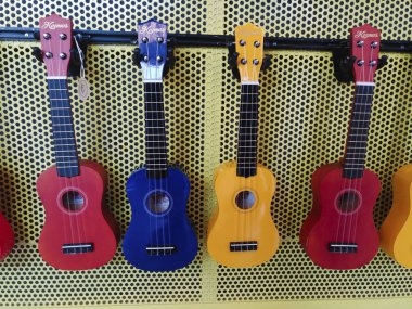 İstanbul, Türkiye - 14 Nisan 2019 : Renkli Kozmos Marka Ukuleles bir mağazada.