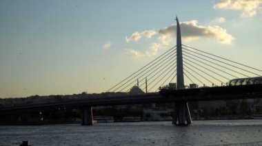 İstanbul'da Haliç ve Metro Köprüsü 4k