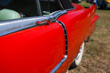 Bir Cadillac Eldorado 1956 yan görünüm