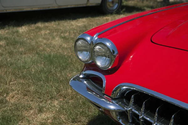 红色美国车的前灯和前部细节 — 图库照片