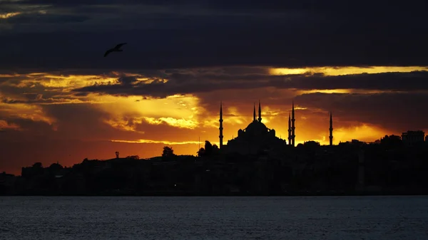 Sultanahmet Camii Silueti ile İstanbul'da Muhteşem Gün Batımı