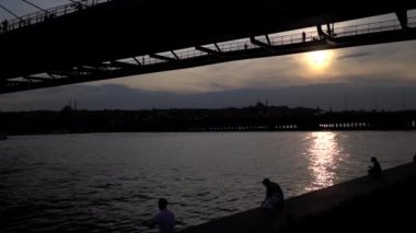 Yavaş Harekette İstanbul Haliç'teki Metro Köprüsü'nde Silouettes