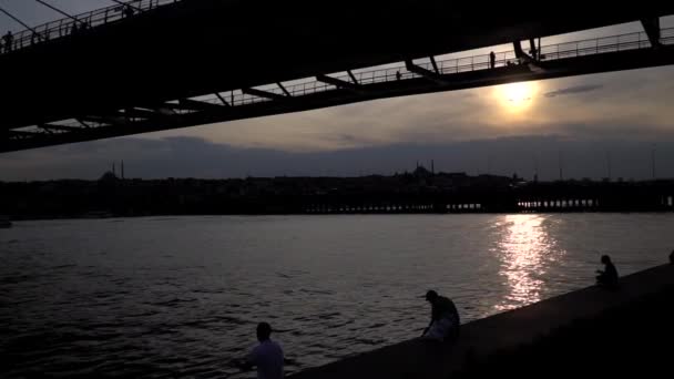 在慢动作的伊斯坦布尔金角地铁桥的西洛埃特 — 图库视频影像