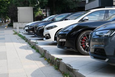 İstanbul, Türkiye - 19 Temmuz 2020: Alman arabaları 2020 ve 2019 modelleri açık hava satışları için bir otomobil galerisinde birlikte gösteriliyor.