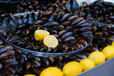 Türk usulü lezzetli midye dolması, limon dilimli Türk midesi olarak da bilinir.