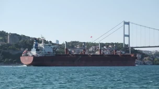 イスタンブール ボスポラスのファティ スルタン メフメット橋の下を赤いタンカー船が通っていた イスタンブールのヨーロッパ側の背景にはルメリ要塞が見える 私のポートフォリオでも同じ映像の編集バージョンを見つけることができます — ストック動画