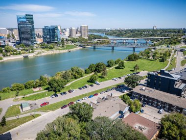 Saskatchewan, Saskatoon 'daki Nutana' nın hava manzarasında tarihi evler, ağaçlandırılmış caddeler ve nehir kenarındaki parklar yer alıyor..