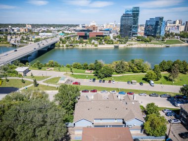 Saskatchewan, Saskatoon 'daki Nutana' nın hava manzarasında tarihi evler, ağaçlandırılmış caddeler ve nehir kenarındaki parklar yer alıyor..