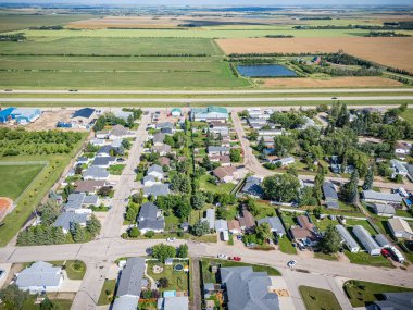 Saskatchewan, Saskatoon 'un kuzeyindeki Osler kasabasının yüksek çözünürlüklü havası. Görüntü yerleşim bölgelerini, okulları, parkları ve çevresindeki çayır tarım arazilerini ele geçiriyor..