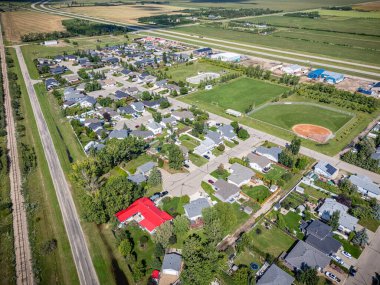 Saskatchewan, Saskatoon 'un kuzeyindeki Osler kasabasının yüksek çözünürlüklü havası. Görüntü yerleşim bölgelerini, okulları, parkları ve çevresindeki çayır tarım arazilerini ele geçiriyor..
