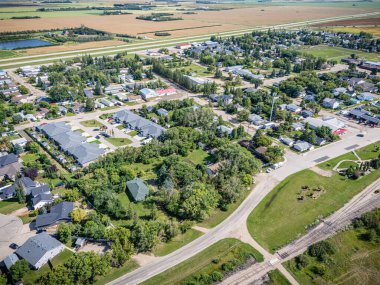 Saskatchewan, Saskatoon 'un kuzeyindeki Osler kasabasının yüksek çözünürlüklü havası. Görüntü yerleşim bölgelerini, okulları, parkları ve çevresindeki çayır tarım arazilerini ele geçiriyor..