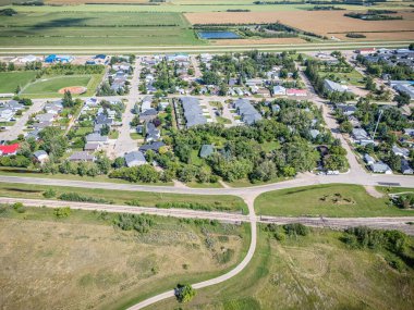 Saskatchewan, Saskatoon 'un kuzeyindeki Osler kasabasının yüksek çözünürlüklü havası. Görüntü yerleşim bölgelerini, okulları, parkları ve çevresindeki çayır tarım arazilerini ele geçiriyor..