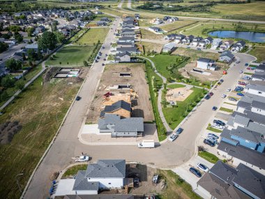 Saskatchewan, Saskatoon 'daki Parkridge Extension' ın hava görüntüsü yeni konut ve parkları gösteriyor.