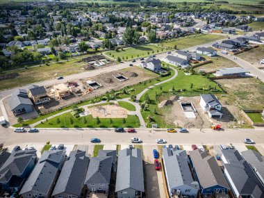 Saskatchewan, Saskatoon 'daki Parkridge Extension' ın hava görüntüsü yeni konut ve parkları gösteriyor.