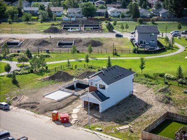 Saskatchewan, Saskatoon 'daki Parkridge Extension' ın hava görüntüsü yeni konut ve parkları gösteriyor.