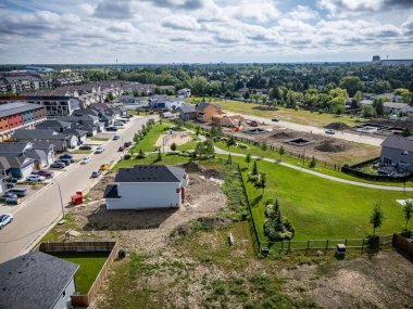 Saskatchewan, Saskatoon 'daki Parkridge Extension' ın hava görüntüsü yeni konut ve parkları gösteriyor.