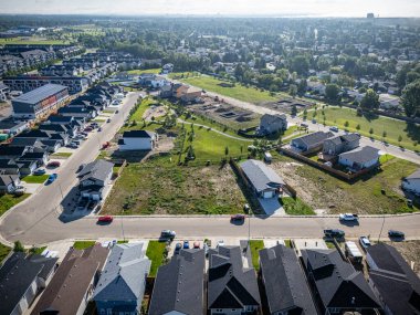 Saskatchewan, Saskatoon 'daki Parkridge Extension' ın hava görüntüsü yeni konut ve parkları gösteriyor.