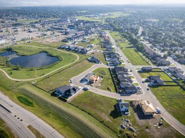 Saskatchewan, Saskatoon 'daki Parkridge Extension' ın hava görüntüsü yeni konut ve parkları gösteriyor.