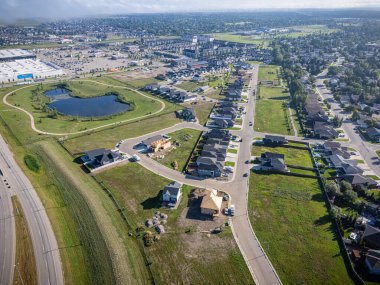 Saskatchewan, Saskatoon 'daki Parkridge Extension' ın hava görüntüsü yeni konut ve parkları gösteriyor.