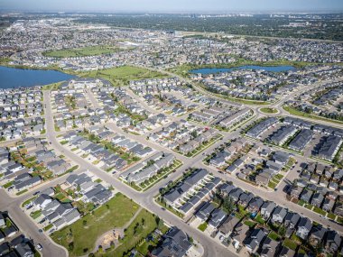 Saskatchewan, Saskatoon 'daki Stonebridge' in hava manzarasında modern evler, parklar ve ticari alanlar yer alıyor..