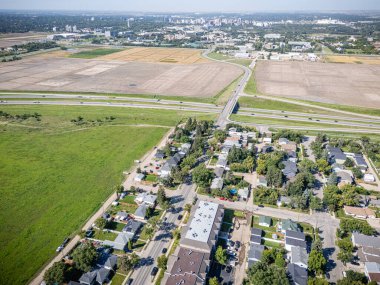 Saskatchewan, Saskatchewan 'daki Sutherland' in havadan görünüşü, yerleşim caddelerini, parkları ve ortak alanları gösteriyor..