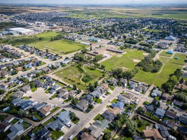 Warman, Saskatchewan 'ın hava manzarası, yerleşim bölgeleri, okullar, parklar ve çayır çevreleri.