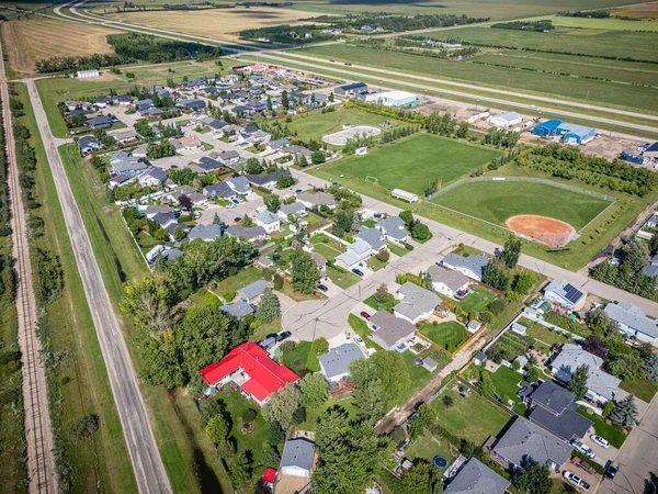 Saskatchewan, Saskatoon 'un kuzeyindeki Osler kasabasının yüksek çözünürlüklü havası. Görüntü yerleşim bölgelerini, okulları, parkları ve çevresindeki çayır tarım arazilerini ele geçiriyor..