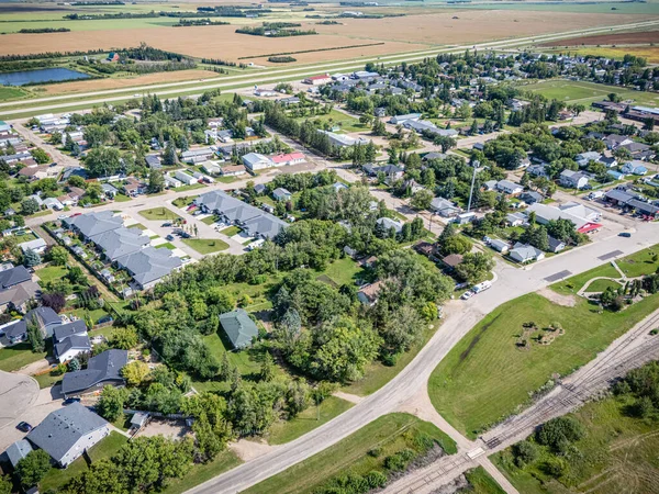 Saskatchewan, Saskatoon 'un kuzeyindeki Osler kasabasının yüksek çözünürlüklü havası. Görüntü yerleşim bölgelerini, okulları, parkları ve çevresindeki çayır tarım arazilerini ele geçiriyor..