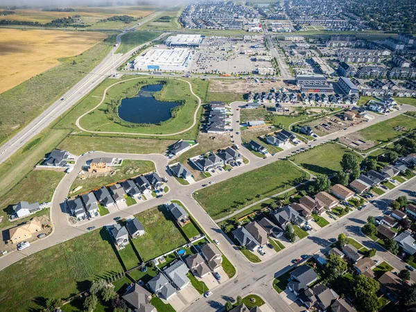 Saskatchewan, Saskatoon 'daki Parkridge Extension' ın hava görüntüsü yeni konut ve parkları gösteriyor.