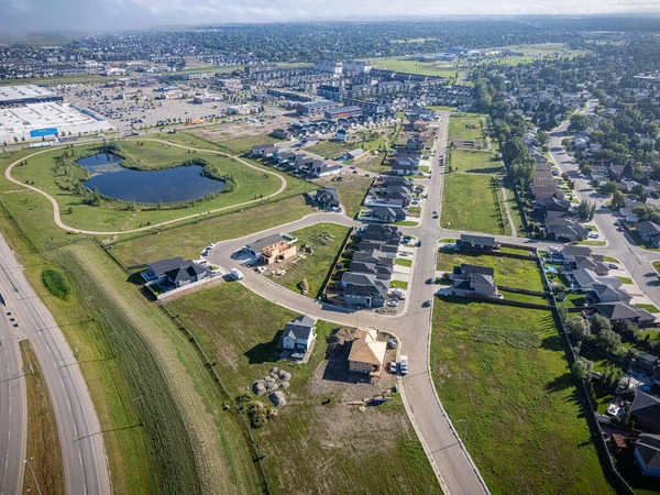 Saskatchewan, Saskatoon 'daki Parkridge Extension' ın hava görüntüsü yeni konut ve parkları gösteriyor.