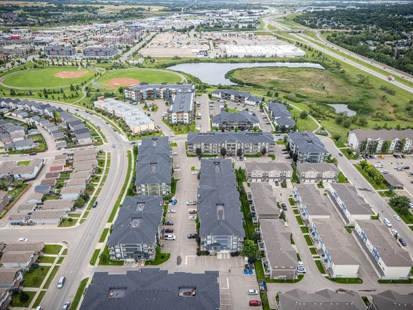 Saskatchewan, Saskatoon 'daki Stonebridge' in hava manzarasında modern evler, parklar ve ticari alanlar yer alıyor..