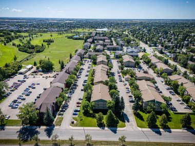 Saskatchewan, Saskatchewan 'daki Wildwood' un hava görüntüsü, yerleşim alanları, parklar ve yakınlardaki alışveriş merkezlerini gösteriyor..