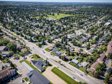 Saskatchewan, Saskatchewan 'daki Wildwood' un hava görüntüsü, yerleşim alanları, parklar ve yakınlardaki alışveriş merkezlerini gösteriyor..