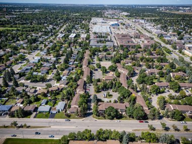 Saskatchewan, Saskatchewan 'daki Wildwood' un hava görüntüsü, yerleşim alanları, parklar ve yakınlardaki alışveriş merkezlerini gösteriyor..