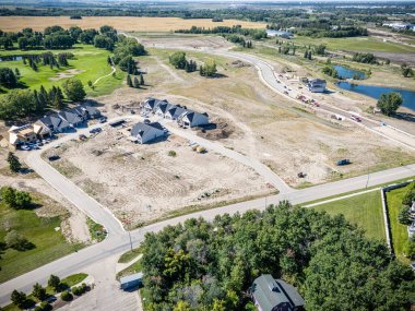 Saskatchewan, Saskatchewan 'daki Söğütler' in hava manzarasında golf sahası yeşillikleri, evler ve peyzaj alanları yer alıyor..