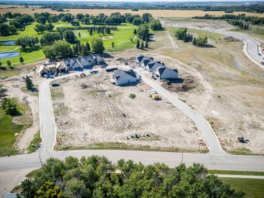 Saskatchewan, Saskatchewan 'daki Söğütler' in hava manzarasında golf sahası yeşillikleri, evler ve peyzaj alanları yer alıyor..