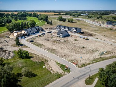 Saskatchewan, Saskatchewan 'daki Söğütler' in hava manzarasında golf sahası yeşillikleri, evler ve peyzaj alanları yer alıyor..