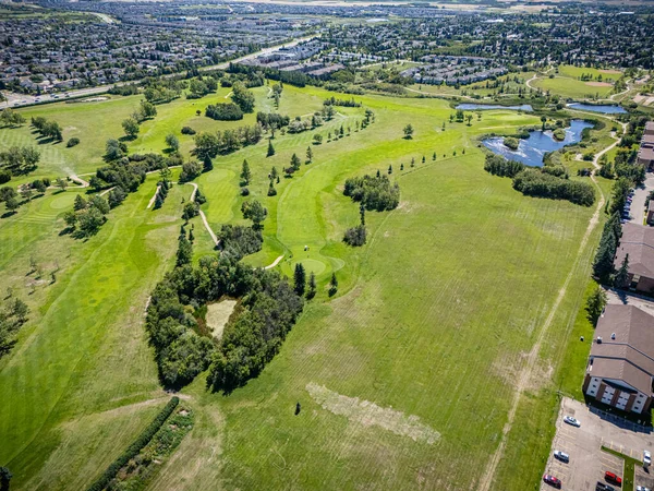 Saskatchewan, Saskatchewan 'daki Wildwood' un hava görüntüsü, yerleşim alanları, parklar ve yakınlardaki alışveriş merkezlerini gösteriyor..