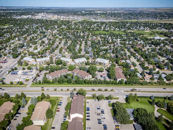 Saskatchewan, Saskatchewan 'daki Wildwood' un hava görüntüsü, yerleşim alanları, parklar ve yakınlardaki alışveriş merkezlerini gösteriyor..