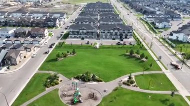 Brighton, Saskatoon 'ların evleri ve parkları olan banliyö mahallelerini gösteren 4K insansız hava aracı görüntüleri..