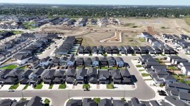 Brighton, Saskatoon 'ların evleri ve parkları olan banliyö mahallelerini gösteren 4K insansız hava aracı görüntüleri..