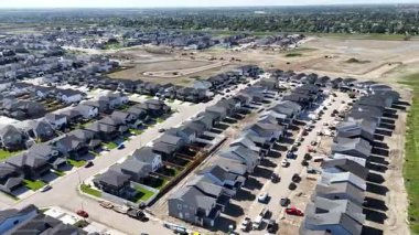 Saskatchewan, Saskatchewan 'daki modern bir banliyö bölgesi olan Brighton' ın 4K hava aracı klibi..
