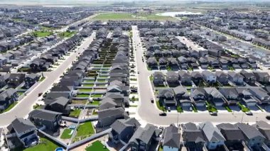 Brighton, Saskatoon 'ların evleri ve parkları olan banliyö mahallelerini gösteren 4K insansız hava aracı görüntüleri..